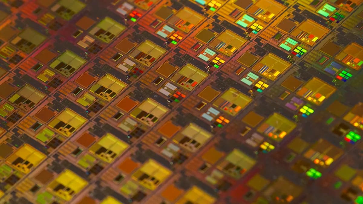 Abstract visualisation of advanced semiconductor packaging, chiplet stacks, HBM memory layers, CoWoS interposer architecture